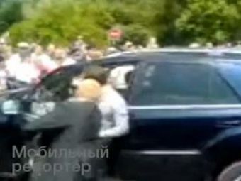 
	Presedintele Rusiei nu stie sa se opreasca la timp! Vezi cum a intrat cu masina in gramada de admiratori!
