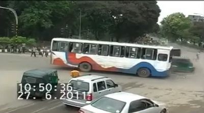 accident bangladesh autobuz masinuta verde Video violent