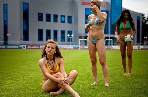 FOTO: Cu ele ar trebui sa joace Dinamo, sa isi umple stadionul! De ce joaca rusoaicele in bikini:_2