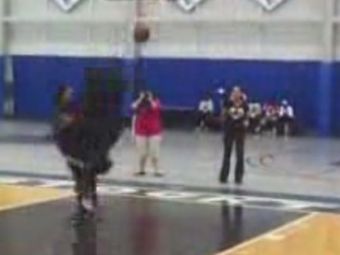 
	VIDEO EPIC! LeBron James a NIMICIT un copil in sala de baschet! L-a izbit violent dupa un slam dunk!
