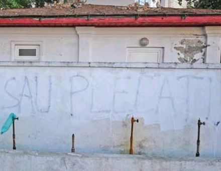 
	Dinamovistii pregatesc revolutia! Ce mesaje au scris pe peretii stadionului si care a fost cel mai injurat jucator: 
