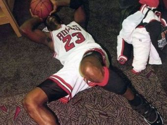 
	SUPER FOTO: 22 de IMAGINI pierdute si regasite din cariera lui Air Jordan!
