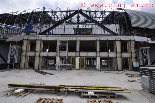 SUPER FOTO! Tot gazonul a fost pus pe Cluj Arena! A inceput montarea primei tabele!_13