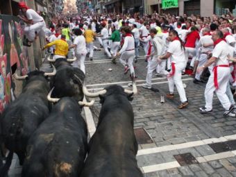 
	VIDEO CURSA MORTII! Mii de oameni au alergat INGROZITI pe strazile orasului Pamplona!

