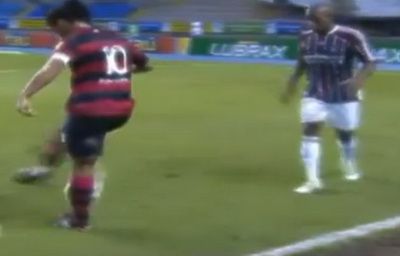 
	VIDEO: Ronaldinho face SPECTACOL chiar si cand trage de timp! Vezi cum si-a batut joc de un adversar

