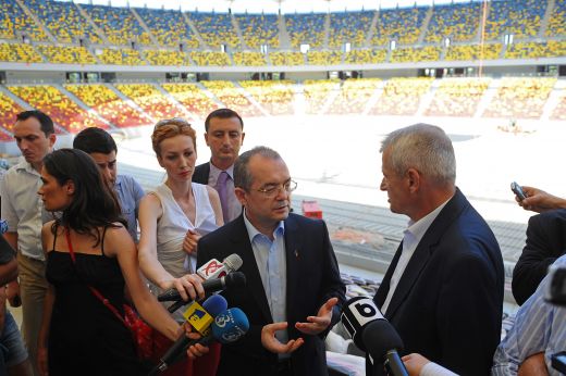 FOTO / Premierul Boc si Oprescu au fost pe "Arena Nationala"! Cum i-a impresionat noul stadion de 5 stele din Bucuresti!_1
