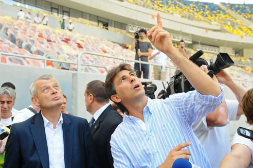 FOTO / Premierul Boc si Oprescu au fost pe "Arena Nationala"! Cum i-a impresionat noul stadion de 5 stele din Bucuresti!_5
