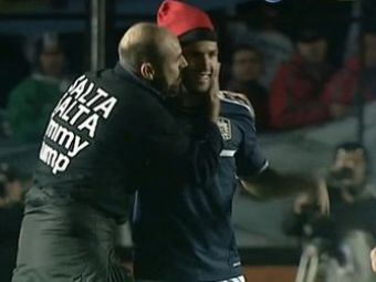 
	VIDEO: Jimmy Jump l-a chemat pe Kun Aguero la Barca! Vezi cum a fost PLACAT dupa ce a intrat pe teren la Argentina-Uruguay!
