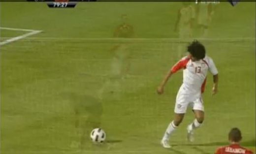 
	VIDEO FABULOS! Cel mai tare penalty din istorie! A tras cu CALCAIUL si a dat gol:)
