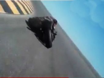 
	VIDEO: Rossi mai are de invatat! Un motociclist nebun ia curba perfecta cu capul&nbsp;lipit&nbsp;de&nbsp;asfalt! 
