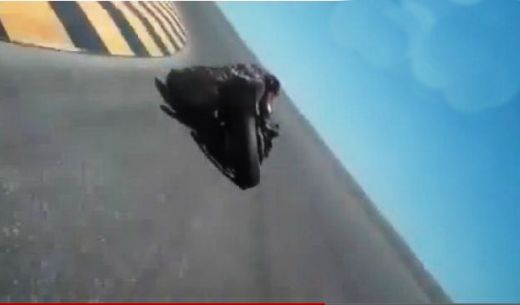 
	VIDEO: Rossi mai are de invatat! Un motociclist nebun ia curba perfecta cu capul&nbsp;lipit&nbsp;de&nbsp;asfalt! 
