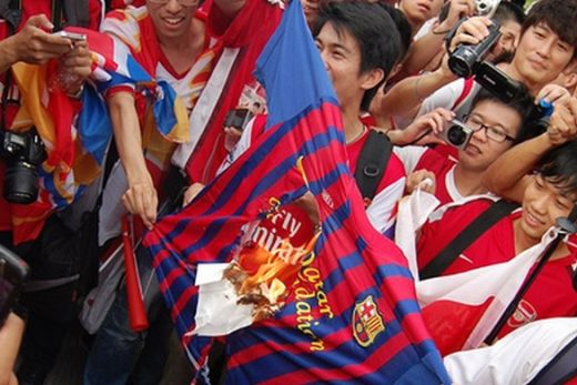 
	VIDEO: Ce-a facut transferul lui Fabregas! Fanii chinezi ai lui Arsenal URASC Barcelona! Vezi ce au facut
