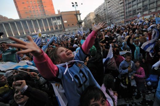 
	O natiune mai mica decat Bucurestiul le-a facut pe Brazilia si Argentina sa planga! Vezi imagini FABULOASE de pe strazile din Uruguay dupa ce a luat Copa America!
