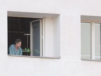 
	IMPRESIONANT! Cornel Dinu nu se poate trata de... Dinamo! A supervizat antrenamentul dinamovistilor din balconul Spitalului de Urgenta! FOTO
