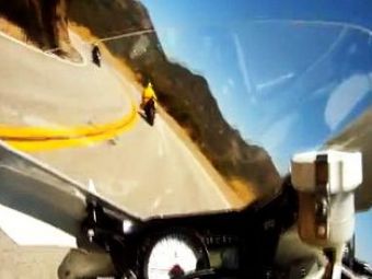 
	Moartea&nbsp;pandeste la colt! Un motociclist s-a filmat chiar in momentul accidentului!
