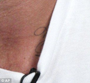 FOTO / Corpul lui Beckham e OPERA de ARTA! Si-a tatuat Harper Seven pe GAT! Vezi ce colectie incredibila de tatuaje are starul englez:_2