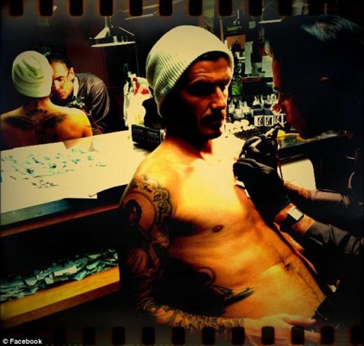 FOTO / Corpul lui Beckham e OPERA de ARTA! Si-a tatuat Harper Seven pe GAT! Vezi ce colectie incredibila de tatuaje are starul englez:_5