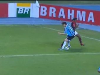 VIDEO Ronaldinho = SHOW! Gol si centrare DEMENTIALA de gol! Bonus: cum si-a umilit un adversar!