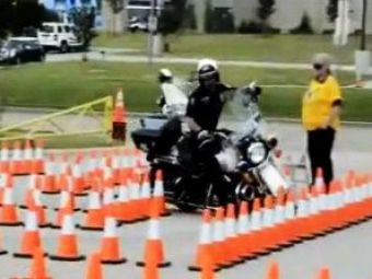 
	VIDEO: &quot;Messi&quot; pe motor! Cum dribleaza jaloane un politist american cu o motocicleta URIASA!
