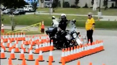 
	VIDEO: &quot;Messi&quot; pe motor! Cum dribleaza jaloane un politist american cu o motocicleta URIASA!
