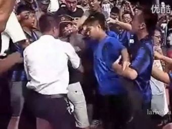 VIDEO: HAOS la un antrenament al lui Inter din China! Un fan a venit cu tricou cu AC Milan! Vezi cum era sa fie LINSAT