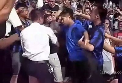 VIDEO: HAOS la un antrenament al lui Inter din China! Un fan a venit cu tricou cu AC Milan! Vezi cum era sa fie LINSAT