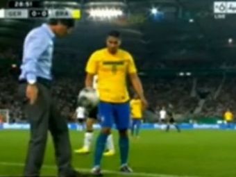 
	VIDEO: Mai brazilian decat brazilienii! Antrenorul Germaniei l-a DAT PE SPATE pe cel al Braziliei cu jongleriile in pantofi!
