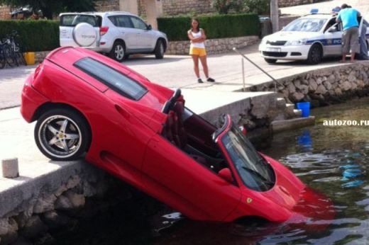 Rar vezi asa ceva! Asta e cel mai prost sofer din lume: cum a distrus un Ferrari de 120.000 euro!_1