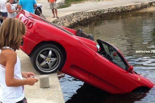 Rar vezi asa ceva! Asta e cel mai prost sofer din lume: cum a distrus un Ferrari de 120.000 euro!_2