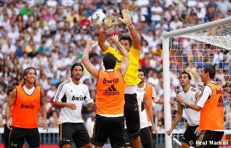 SUPER-FOTO! Fanii lui Mourinho si Ronaldo un umplut Bernabeu-ul pentru un antrenament! Vezi NEBUNIA de la Madrid inainte de Supercupa!_3