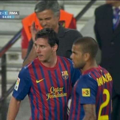 FOTO! Mourinho, gest incredibil in timpul Supercupei cu Barca: le-a facut semn lui Messi si Dani Alves ca PUT!_1