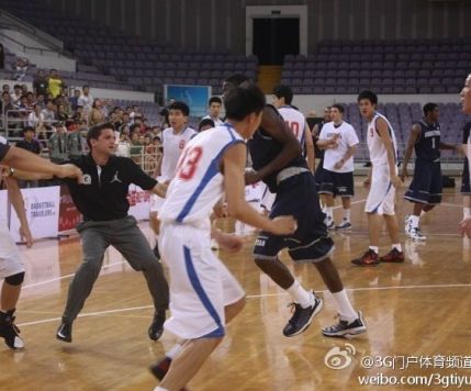 Imagini SOCANTE la un meci de baschet in China! Jucatorii s-au CALCAT pur si simplu in picioare! FOTO si VIDEO_3