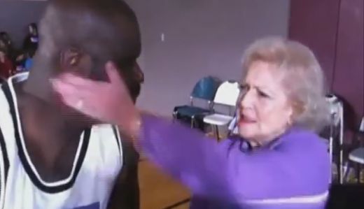 VIDEO: N-ai mai vazut asa ceva! Shaquille O&#39;Neal a cerut in casatorie o BUNICA de 89 de ani: vezi cum l-a PLESNIT peste ochi!