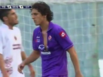 
	VIDEO INCREDIBIL! Inlocuitorul lui Mutu la Fiorentina a TURBAT pe teren! Si-a rupt tricoul de pe el dupa o ratare
