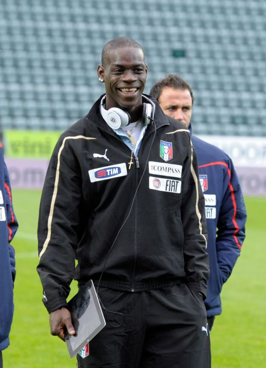 FOTO Balotelli a comis-o si la nationala Italiei! L-a scos din minti pe Prandelli cu un IPad pe banca de rezerve!_1