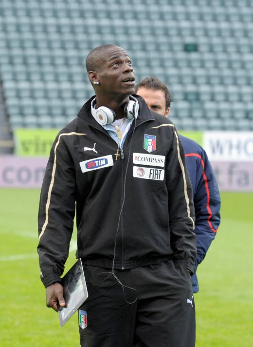 FOTO Balotelli a comis-o si la nationala Italiei! L-a scos din minti pe Prandelli cu un IPad pe banca de rezerve!_3