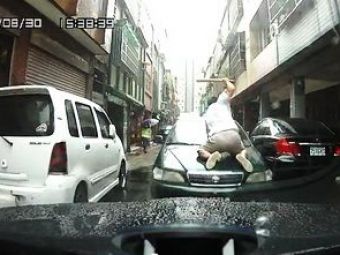 
	VIDEO SOC! Teroare in Taiwan: masini, bate-n parbriz,&nbsp;trosneala ca in jungla si un accident bonus! 
