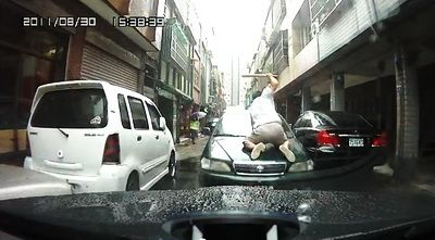 
	VIDEO SOC! Teroare in Taiwan: masini, bate-n parbriz,&nbsp;trosneala ca in jungla si un accident bonus! 
