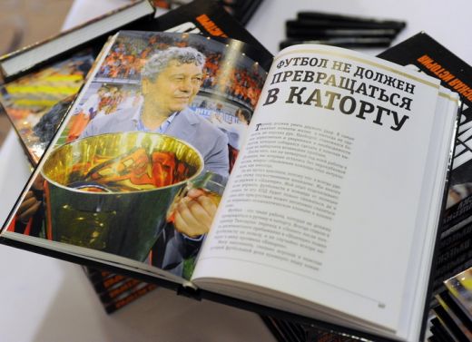 SUPER FOTO! Mircea Lucescu si-a lansat ultima carte in Ucraina: a fost SHOW la lansare! Ce zice despre o PLECARE de la Sahtior_6