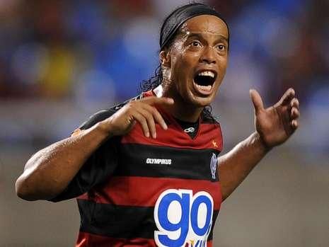 
	VIDEO Ronaldinho e din nou MAGIC! E zeu cu mingea si baga alunecari in aparare ca sa fie la Mondial:
