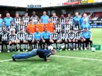 
	VIDEO Cel mai tare invadator pe teren! Le-a aratat fotbalistilor cum se jongleaza cu mingea! :)
