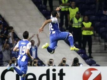 
	Lucescu, rapus de INCREDIBILUL Hulk! Sahtior a terminat cu doi oameni in minus! FC Porto 2-1 Sahtior! Vezi fazele meciului!
