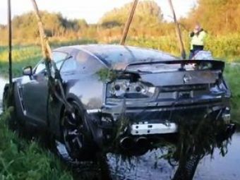 
	VIDEO: SOS, Nissan la apa si dobitoc la volan! Un olandez a bagat la fund&nbsp;un GT-R de 500 de cai, nou-nout!
