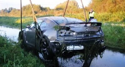 
	VIDEO: SOS, Nissan la apa si dobitoc la volan! Un olandez a bagat la fund&nbsp;un GT-R de 500 de cai, nou-nout!
