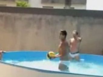 
	VIDEO: Alexis Sanchez s-a RUPT din nou... in figuri la piscina! Da goluri din foarfeca si danseaza pe Backstreet Boys cu un coleg de-al lui Torje
