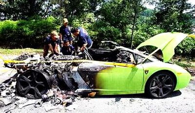 Lamborghini Gallardo arde foc malaezia supermasina