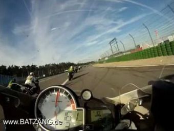 
	VIDEO Poti sa te uiti fara sa CLIPESTI? Vezi cum traieste un motociclist cursa la viteza MAXIMA! 
