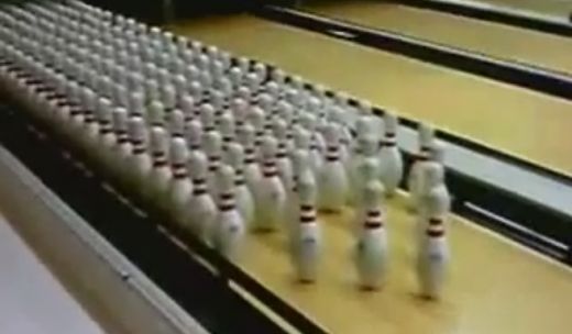 
	VIDEO DEMENTIAL! Cea mai tare lovitura din istoria bowlingului! Cum sa dobori 100 de popice dintr-o bila
