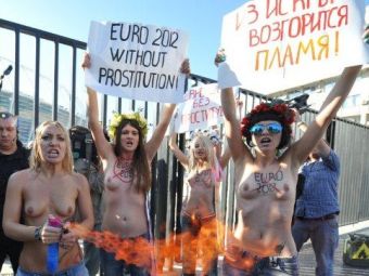 
	FOTO / Protest TOPLESS in fata lui Platini la Kiev! Vezi ce reactie a avut seful UEFA!
