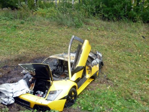 FOTO: Un Lamborghini de 300.000 euro s-a facut SCRUM intr-un accident HORROR! INCREDIBIL: Nimeni nu a patit nimic_1